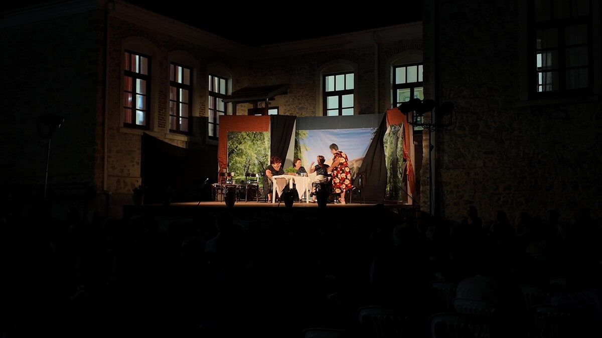 Θεατρική παράσταση - Ούτε γάτα ούτε ζημιά κι ας μη φτάσανε στην Καστοριά