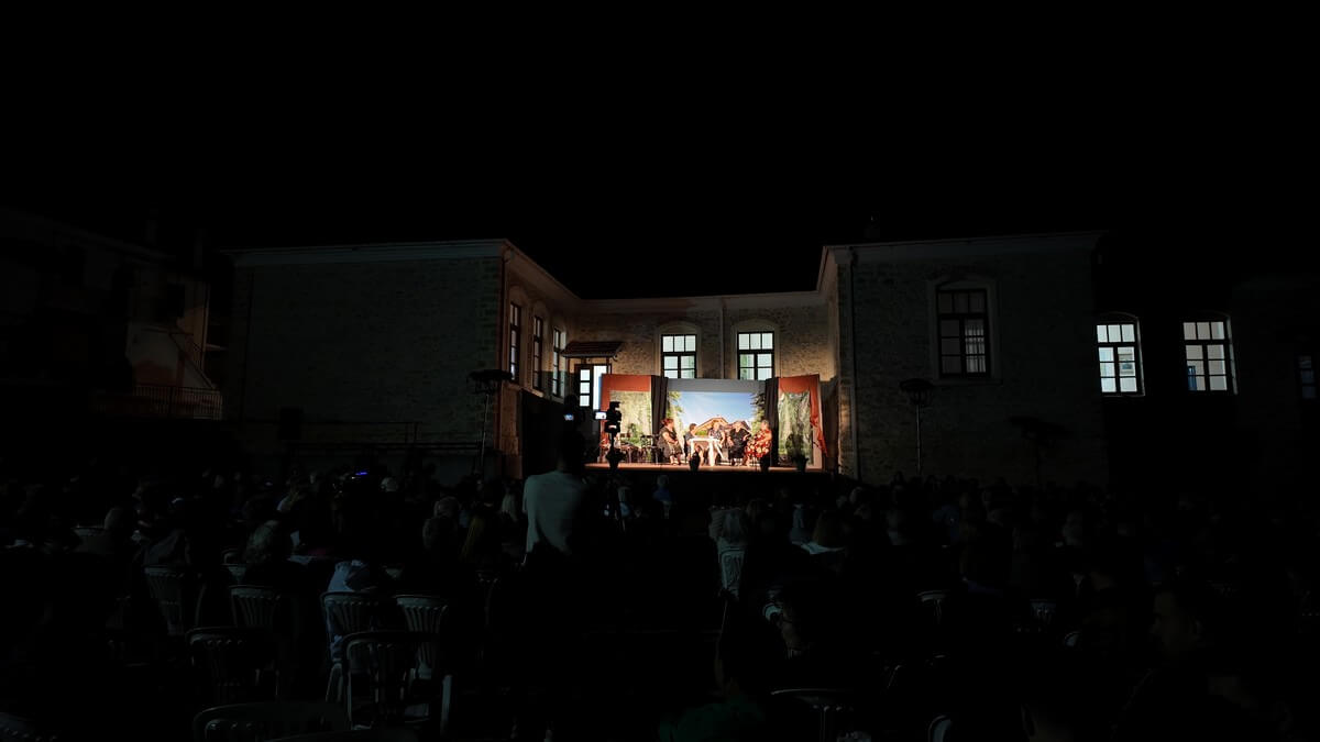 Θεατρική παράσταση - Ούτε γάτα ούτε ζημιά κι ας μη φτάσανε στην Καστοριά